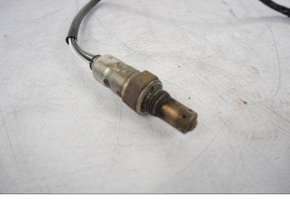 Höger sida på Lambdasond från en Honda VFR 1200 -2010 motorcykel.