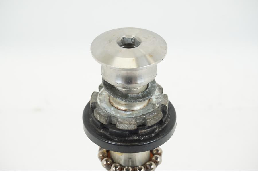 Vänster sida på Gaffelkrona från en Kawasaki ZX-12R -2000 motorcykel.