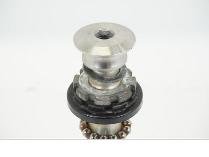 Vänster sida på Gaffelkrona från en Kawasaki ZX-12R -2000 motorcykel.