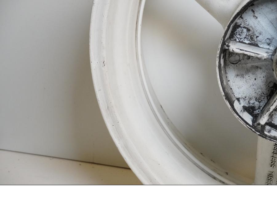 Snett nerifrån på Fälg från en Yamaha YZF R6 -2000 motorcykel.