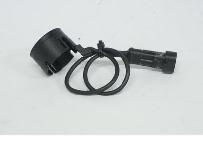 Baksidan på Antenn till tändningslås från en Ducati Desert X -2022 motorcykel.