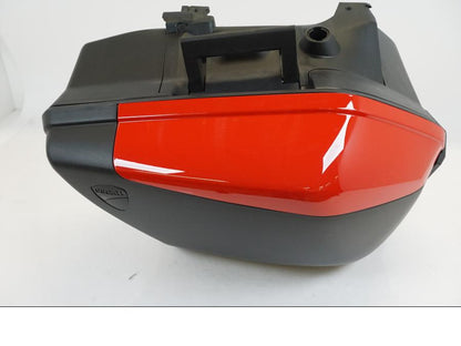 Framsidan på Sidoväska från en Ducati Multistrada 1200 -2015 motorcykel.