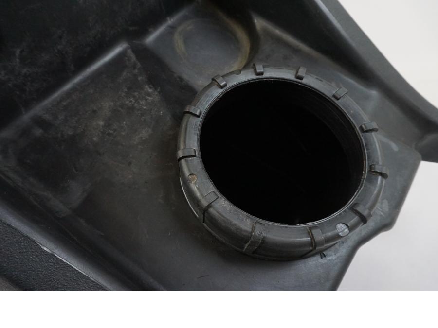 Vänster sida på Bensintank från en BMW F 650 CS -2002 motorcykel.