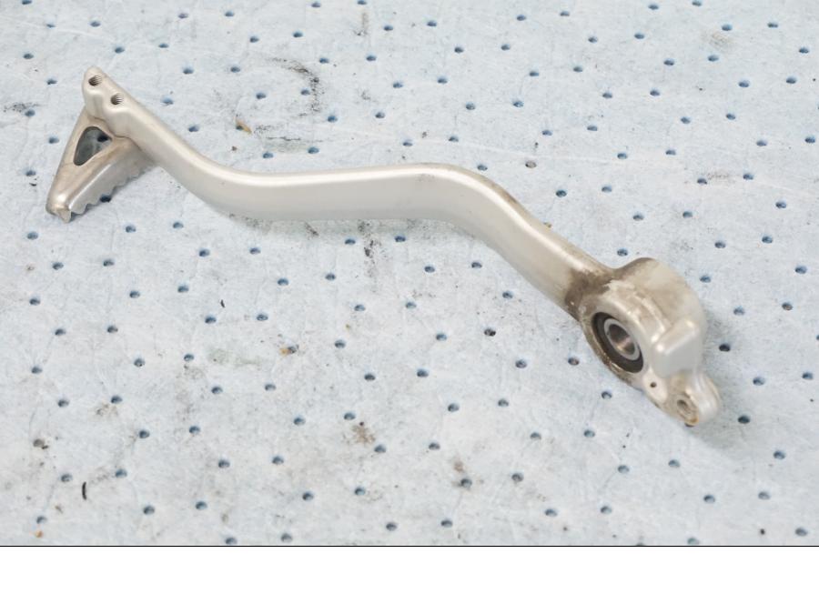 Baksidan på Bromspedal från en KTM 690 Duke -2008 motorcykel.