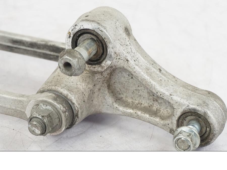 Baksidan på Stötdämparlänkage från en Suzuki GSX-R 750 -2006 motorcykel.