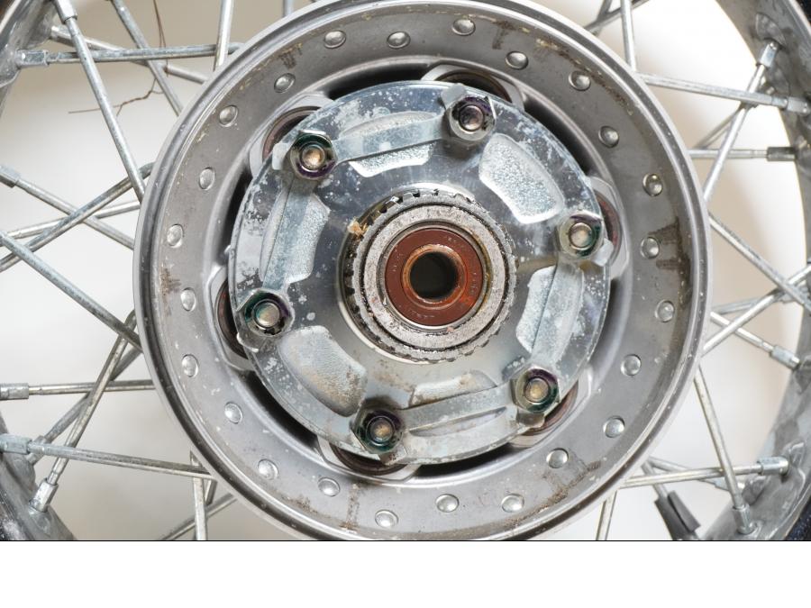 Extrabild3 på Fälg från en Yamaha XVS 1100 -2001 motorcykel.