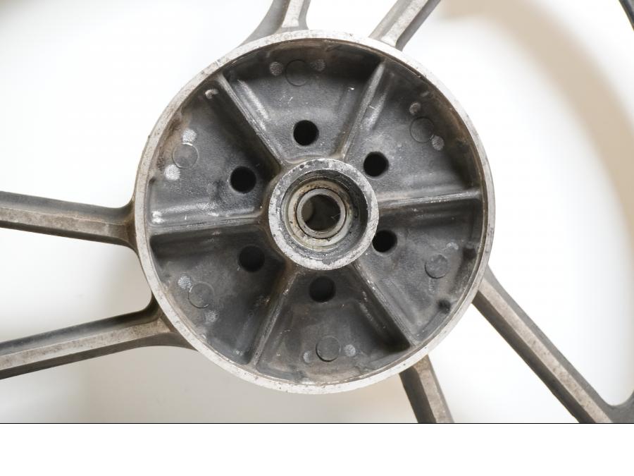 Extrabild3 på Fälg från en Suzuki GSX 400 -1983 motorcykel.