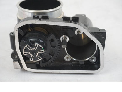 Snett nerifrån på Spjällhus från en BMW R 1250 GS -2021 motorcykel.