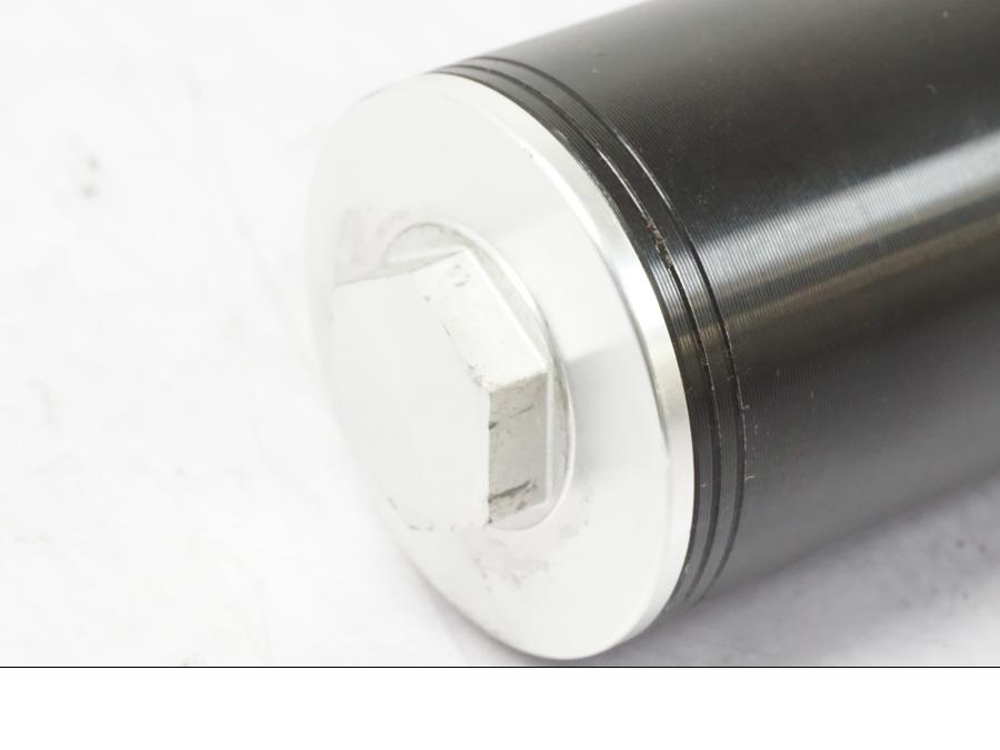 Snett nerifrån på Gaffelben från en KTM 690 Duke -2015 motorcykel.