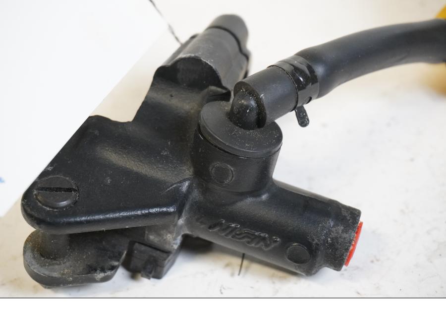 Höger sida på Bromshuvudcylinder från en Kawasaki ZX-9R -2001 motorcykel.