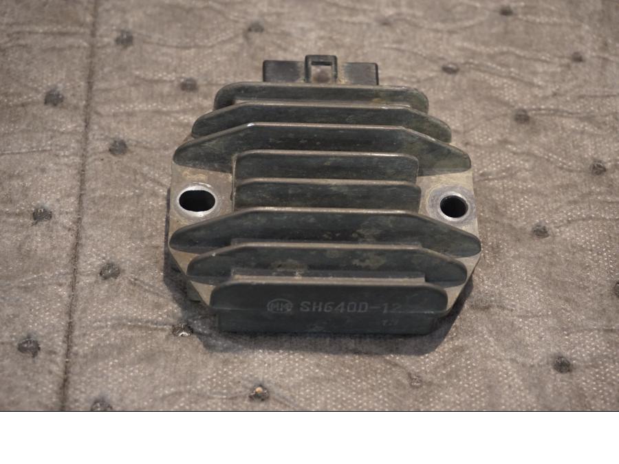 Framsidan på Likriktare från en Suzuki DR 650 -1997 motorcykel.