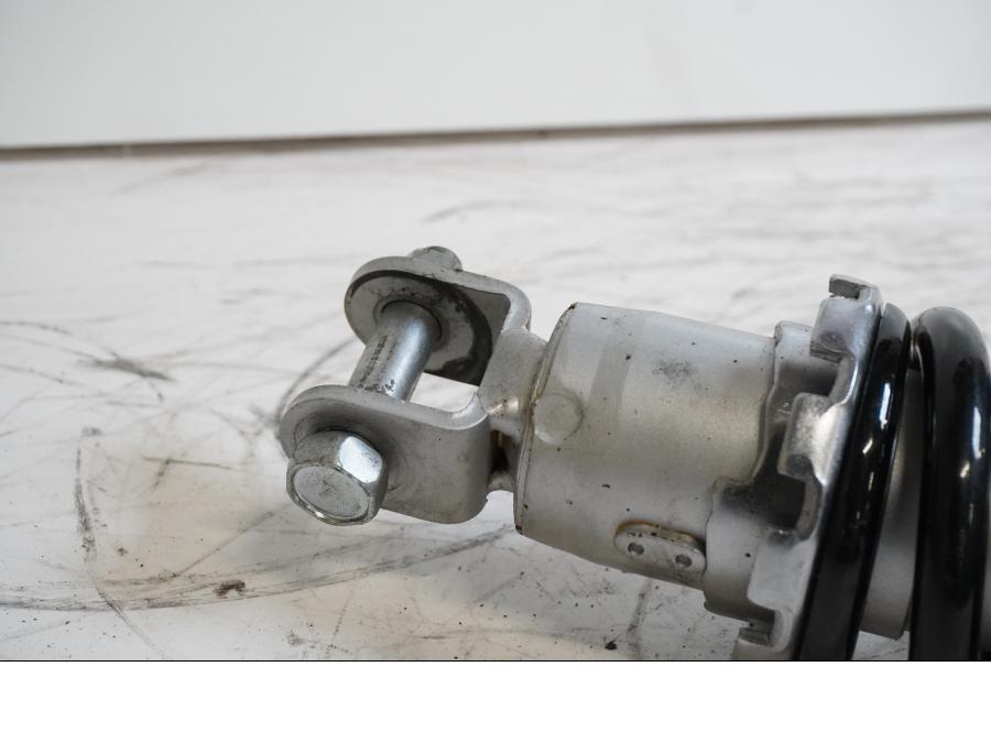 Vänster sida på Stötdämpare från en Yamaha MT-09 Tracer -2015 motorcykel.