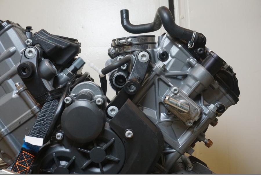 Baksidan på Motor från en KTM 1290 Super Duke R -2022 motorcykel.