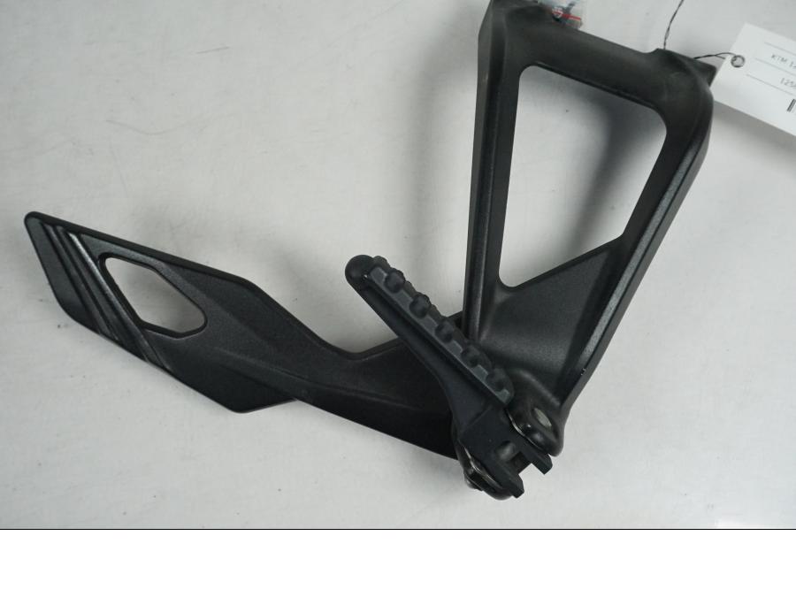 Framsidan på Fotpinnefäste från en KTM 1290 Super Duke GT -2017 motorcykel.