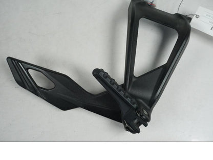 Framsidan på Fotpinnefäste från en KTM 1290 Super Duke GT -2017 motorcykel.