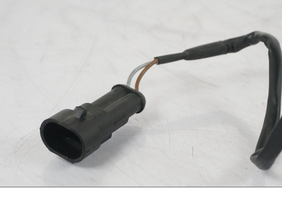 Snett uppifrån på Bromsljuskontakt från en KTM 1290 Super Duke R -2018 motorcykel.