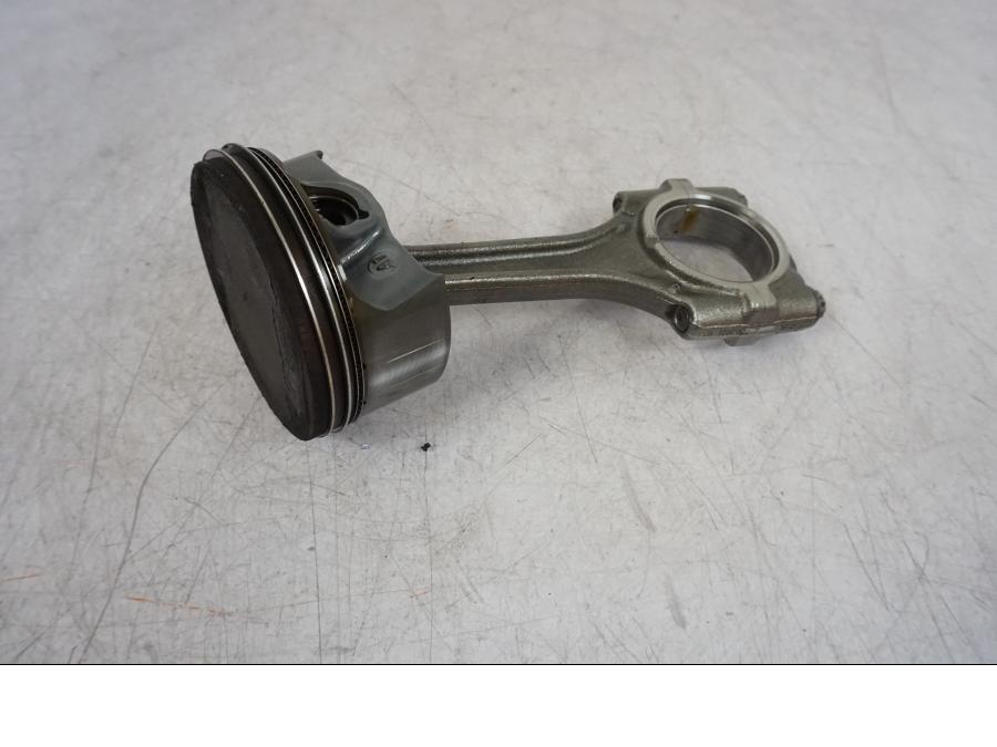 Baksidan på Kolv från en BMW F 750 GS -2020 motorcykel.