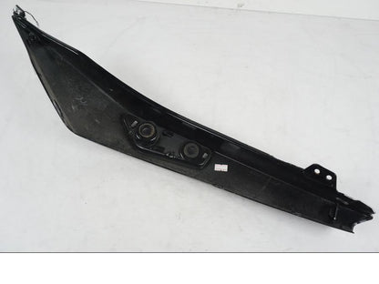 Snett nerifrån på Bakvinge från en Kawasaki ER-6N ABS -2010 motorcykel.