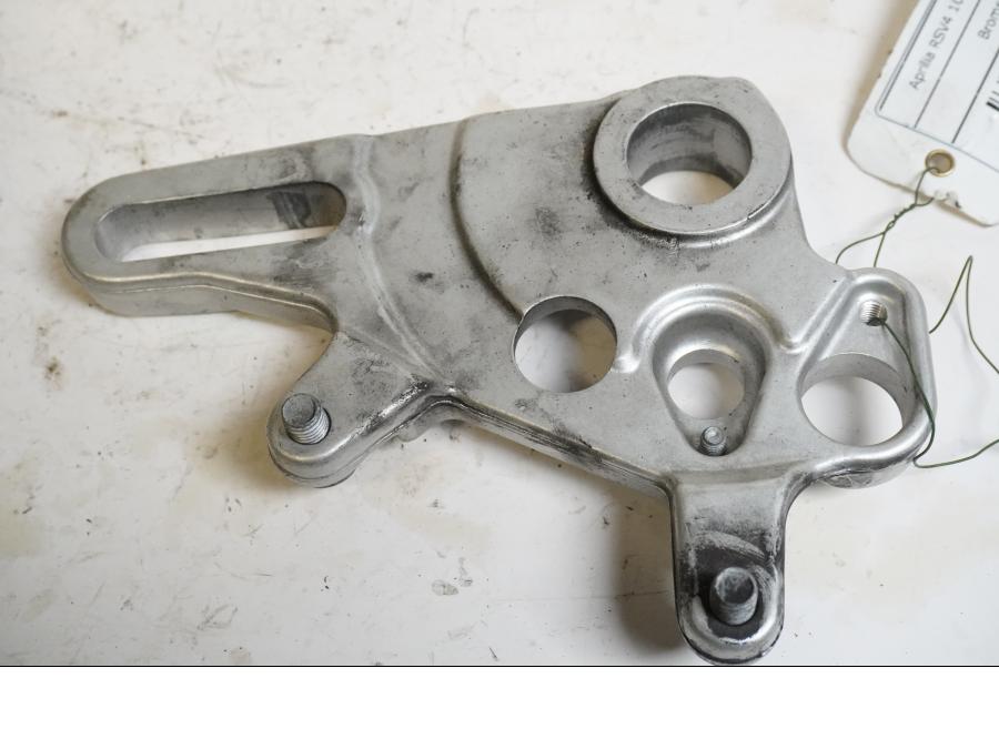 Baksidan på Bromsoksfäste från en Aprilia RSV4 1000 RF  -2015 motorcykel.