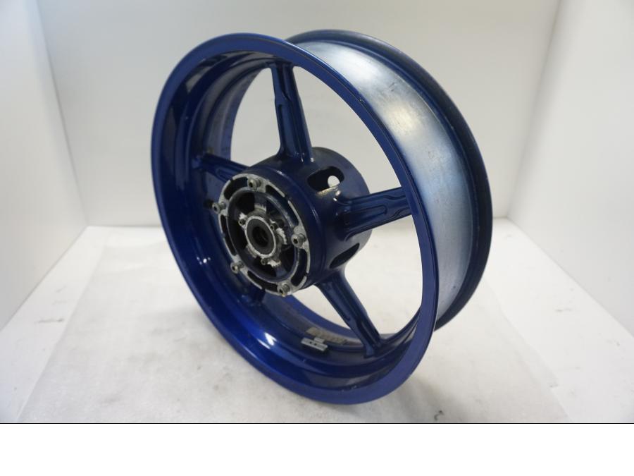 Baksidan på Fälg från en Suzuki SV 650 -2016 motorcykel.