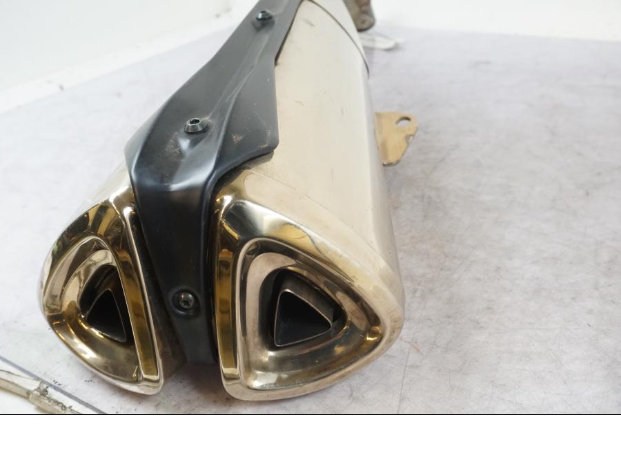 Baksidan på Ljuddämpare från en Kawasaki Z 1000 -2009 motorcykel.