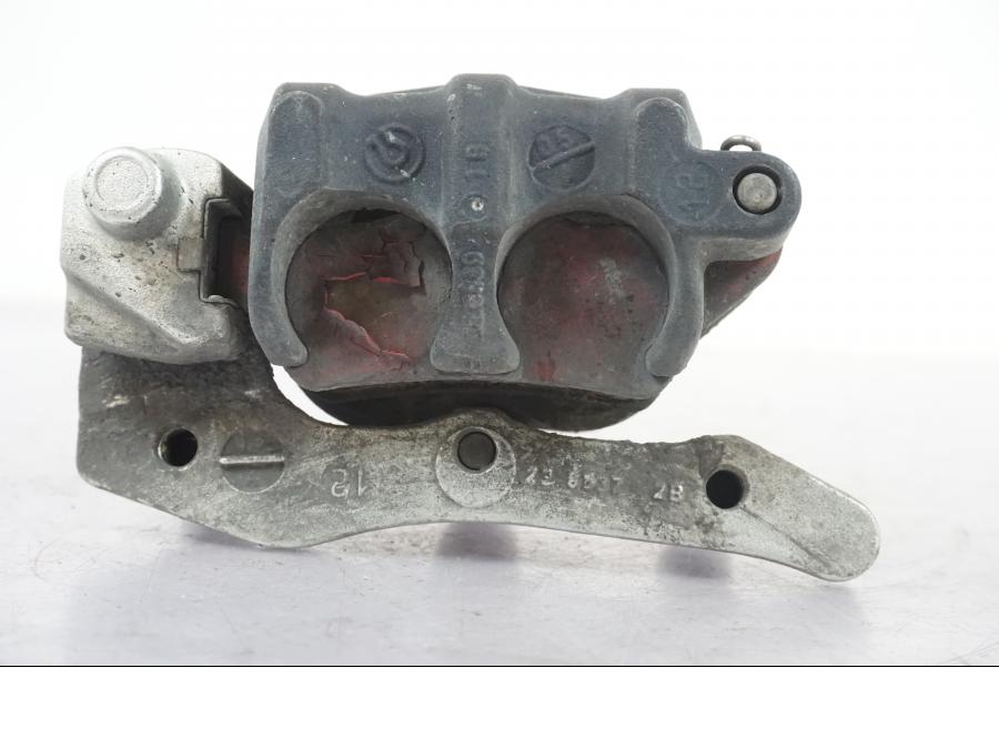 Snett nerifrån på Bromsok från en BMW R 1200 GSA -2012 motorcykel.