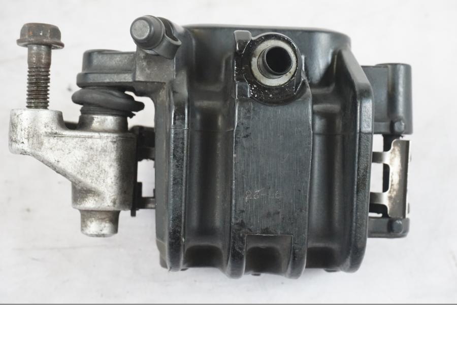 Snett nerifrån på Bromsok från en Honda CBR 1000 F -1989 motorcykel.