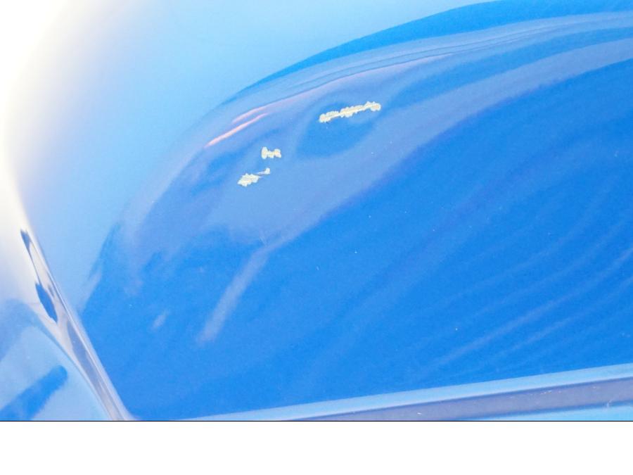 Vänster sida på Bensintank från en Kawasaki Versys 650 -2008 motorcykel.