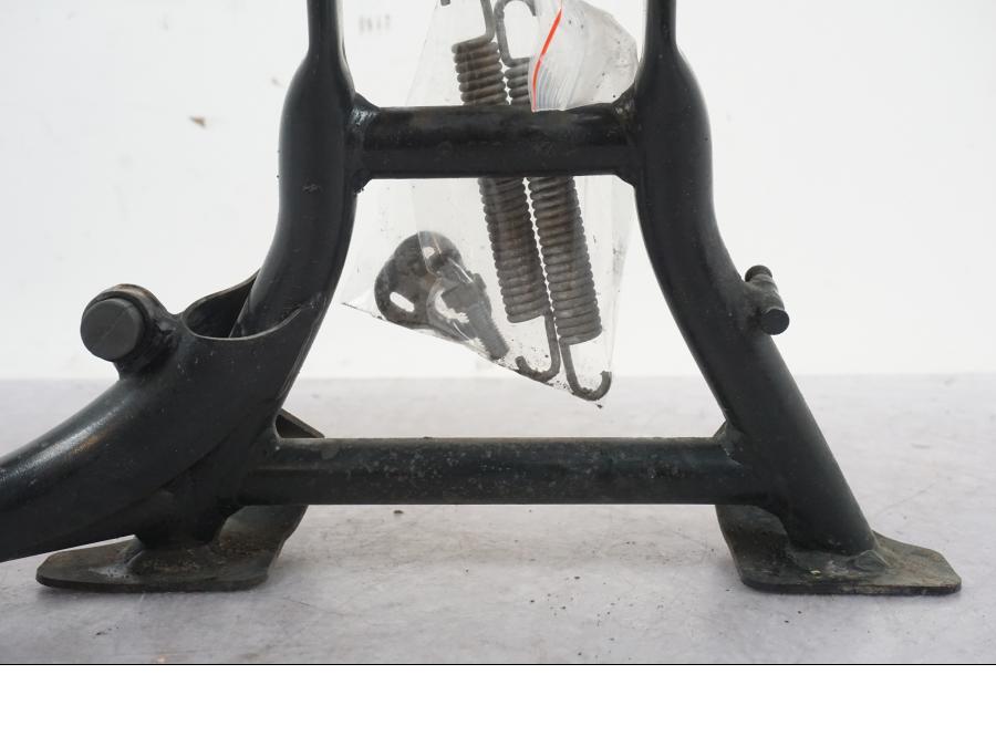 Vänster sida på Centralstöd från en BMW K 1600 GTL -2015 motorcykel.