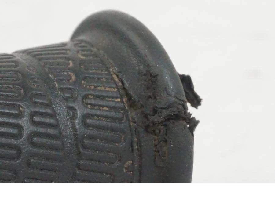 Höger sida på Gummihandtag från en KTM 1290 Super Duke R -2022 motorcykel.