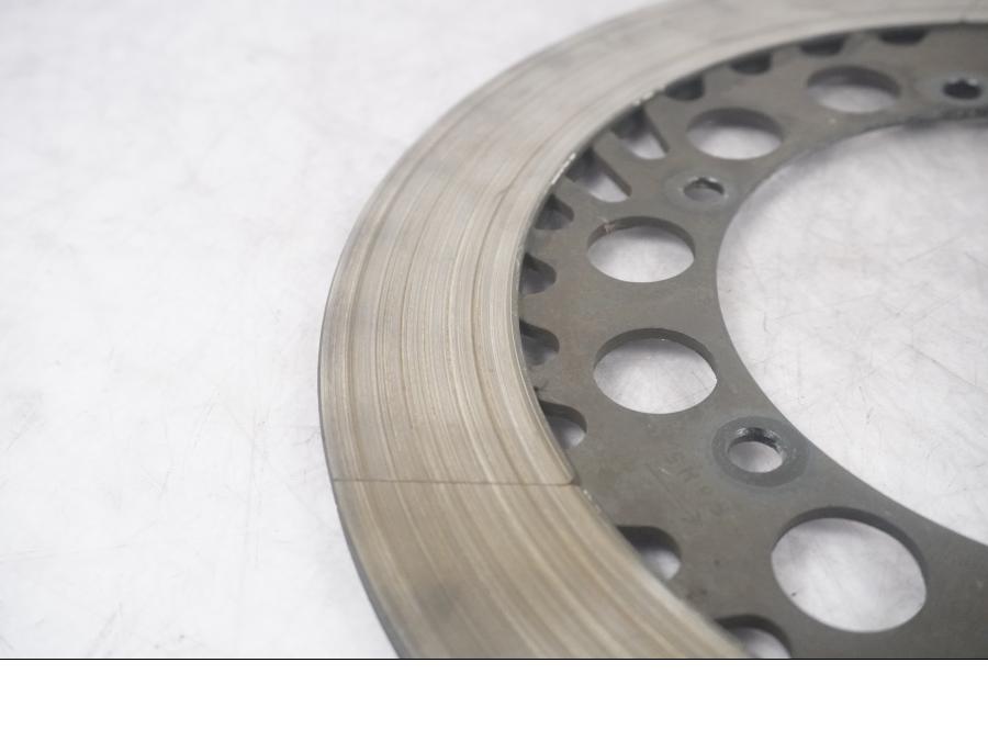 Baksidan på Bromsskiva från en Yamaha FJ 1200 -1986 motorcykel.