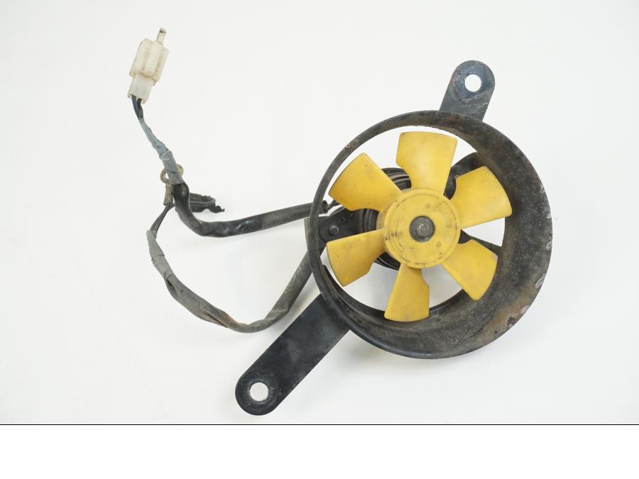 Framsidan på Vattenkylfläkt från en Honda CBR 125 R -2006 motorcykel.