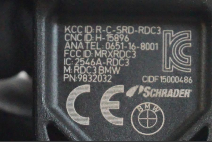 Höger sida på Däcktrycksgivare från en BMW R 1250 GS -2021 motorcykel.