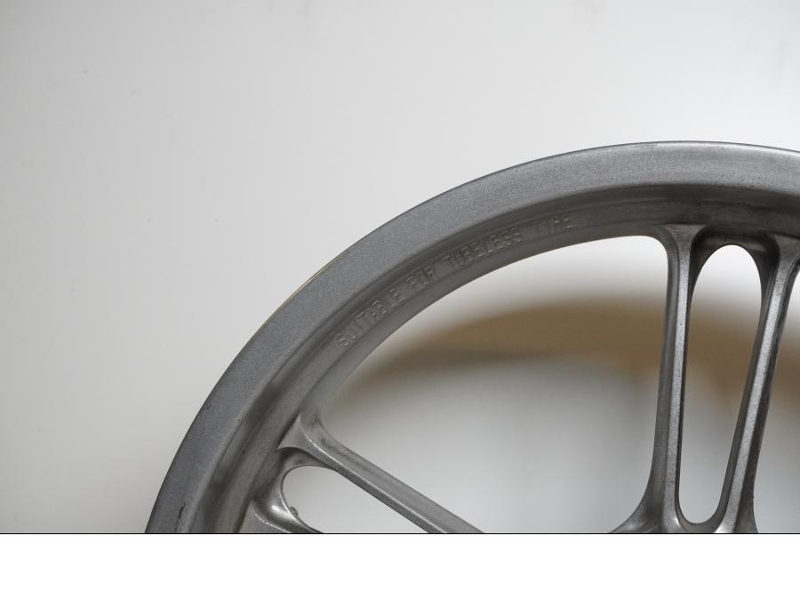 Extrabild6 på Fälg från en Yamaha YZF-R 125 -2009 motorcykel.