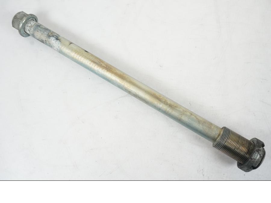 Framsidan på Axel från en Suzuki SV 650 S -2005 motorcykel.