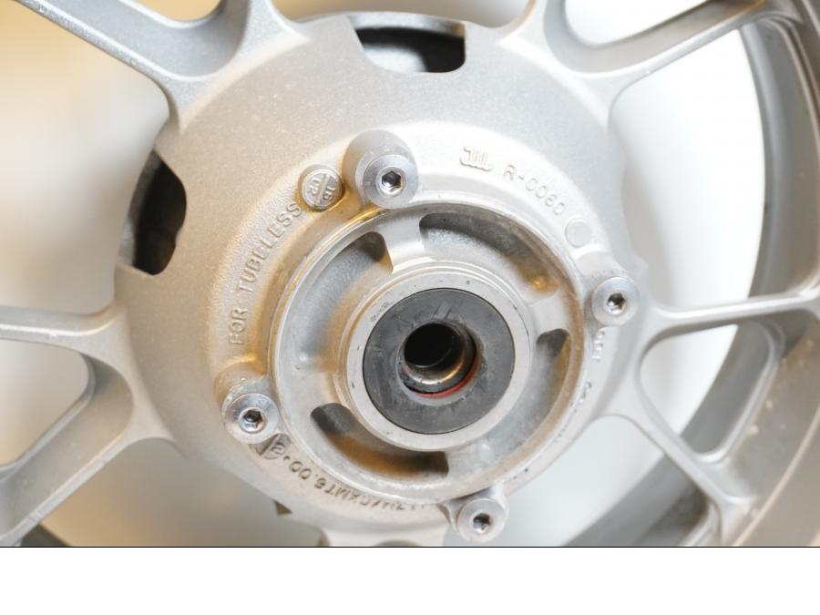 Extrabild2 på Fälg från en Kawasaki GTR 1400 -2008 motorcykel.