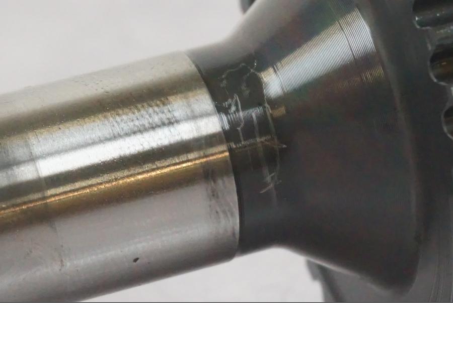 Snett nerifrån på Kamaxel från en KTM 1190 Adventure -2015 motorcykel.