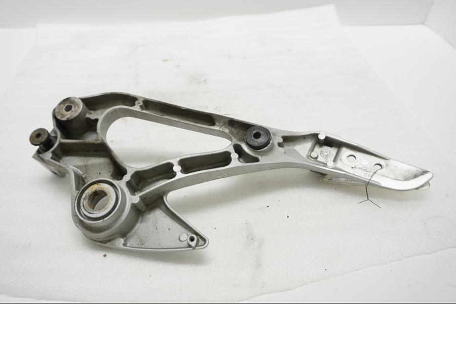 Baksidan på Fotpinnefäste från en Honda XL 1000 V -2008 motorcykel.