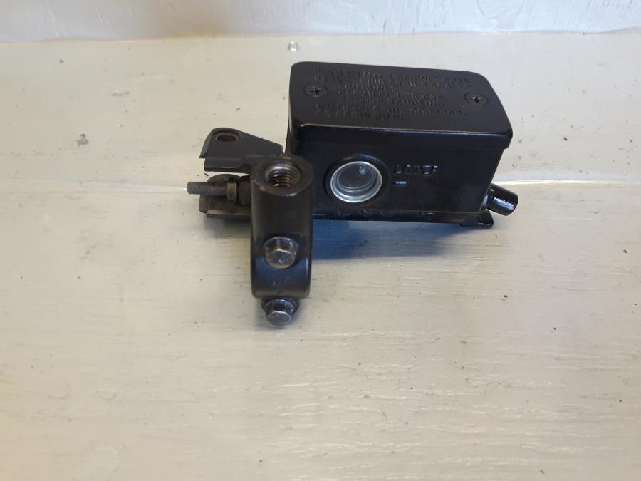 Baksidan på Kopplingshuvudcylinder från en Suzuki DL 1000 -2018 motorcykel.