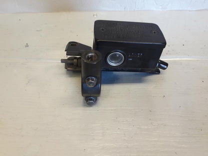 Baksidan på Kopplingshuvudcylinder från en Suzuki DL 1000 -2018 motorcykel.