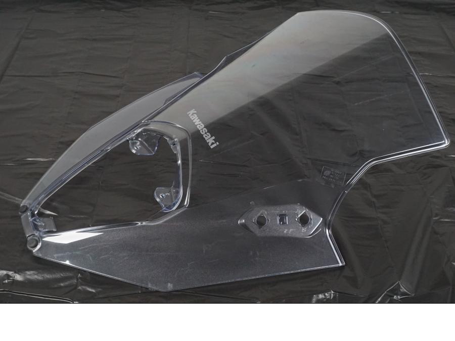 Vänster sida på Vindruta från en Kawasaki Ninja 650 -2022 motorcykel.