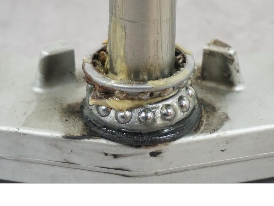 Höger sida på Gaffelkrona från en Triumph Tiger -2009 motorcykel.