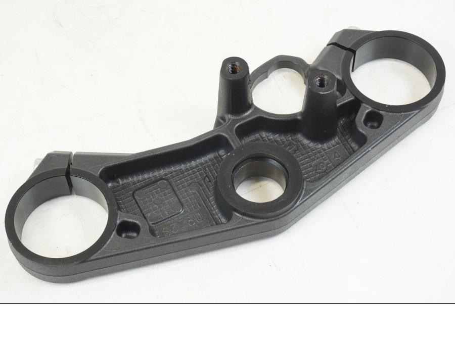 Snett nerifrån på Gaffelkrona från en Suzuki GSX-R 750 -2008 motorcykel.