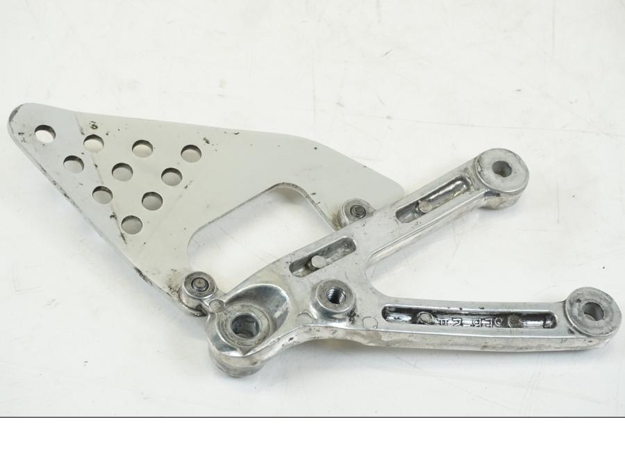 Snett nerifrån på Fotpinnefäste från en Yamaha YZF R6 -1999 motorcykel.