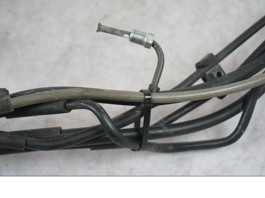 Vänster sida på Bromsledning från en Triumph Tiger -2009 motorcykel.