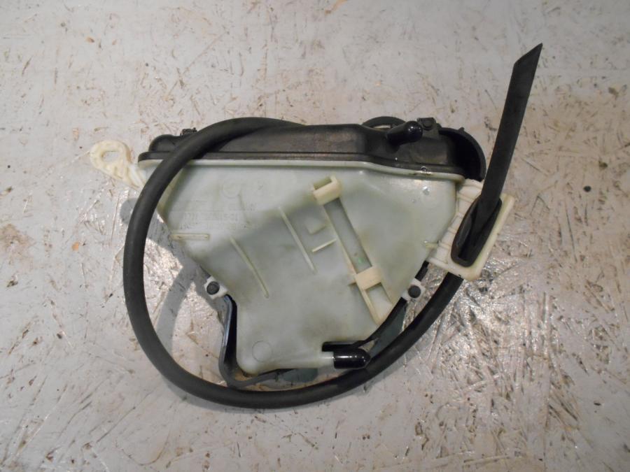 Baksidan på Vattenexpansionskärl från en BMW K 1300 R -2009 motorcykel.