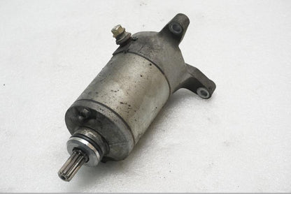 Baksidan på Startmotor från en Suzuki SV 650 -2006 motorcykel.