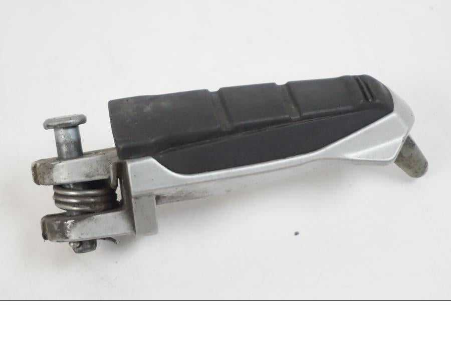 Framsidan på Fotpinne från en BMW F 650 CS -2002 motorcykel.