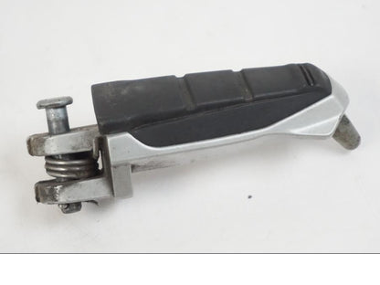 Framsidan på Fotpinne från en BMW F 650 CS -2002 motorcykel.