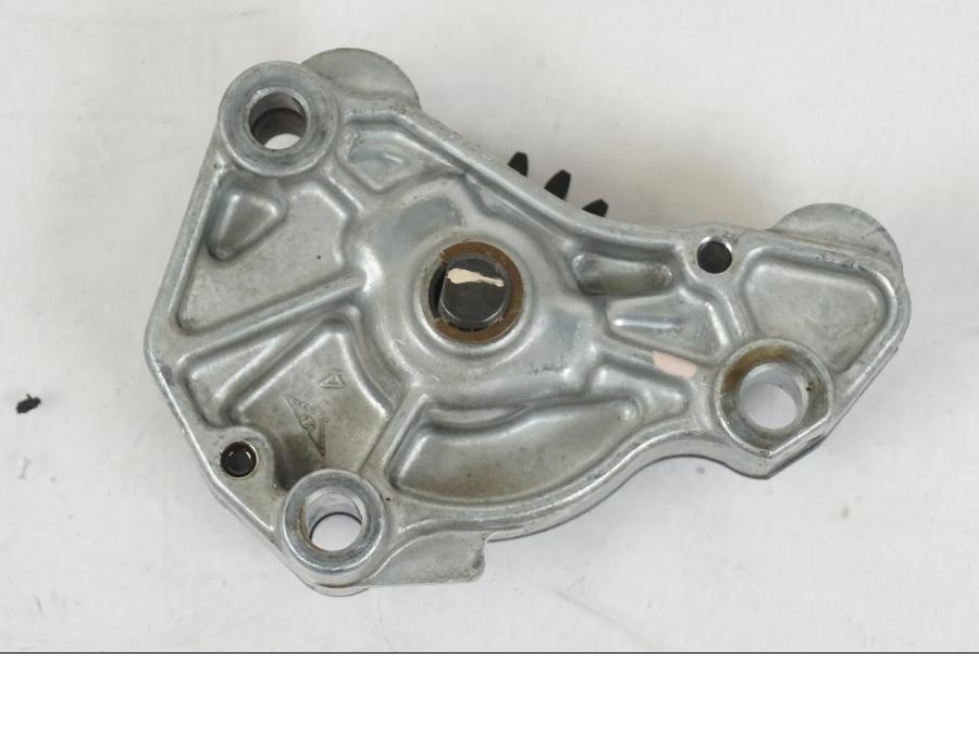 Snett uppifrån på Oljepump från en Honda CBR 125 R -2006 motorcykel.